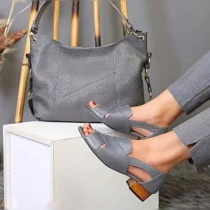 ست کردن کفش چرم زنانه با کیف دستی
